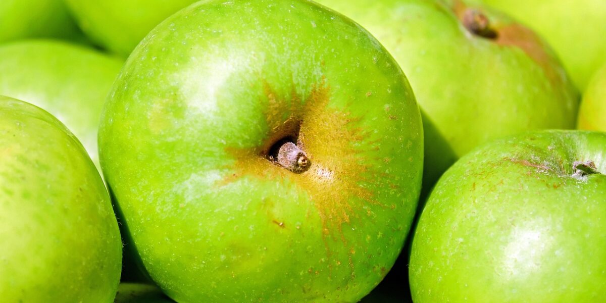 Image for: Шарлотка без муки: воздушный яблочный пирог для здоровья и фигуры. Tags: яблоки, зеленый, фрукты, закрыть, уб...