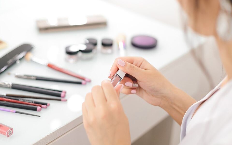 Срок годности косметики после открытия: как правильно хранить и использовать