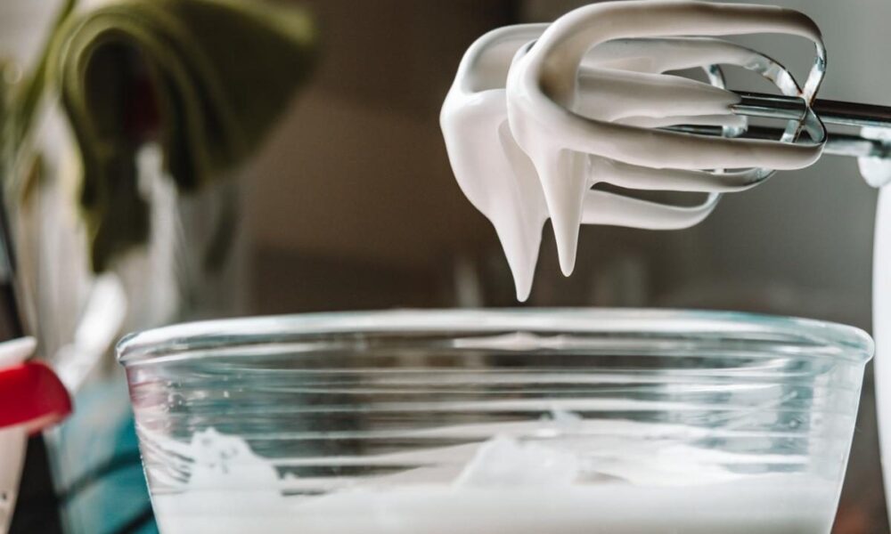 Как взбить белки в стойкую пену без миксера: секреты для хозяек