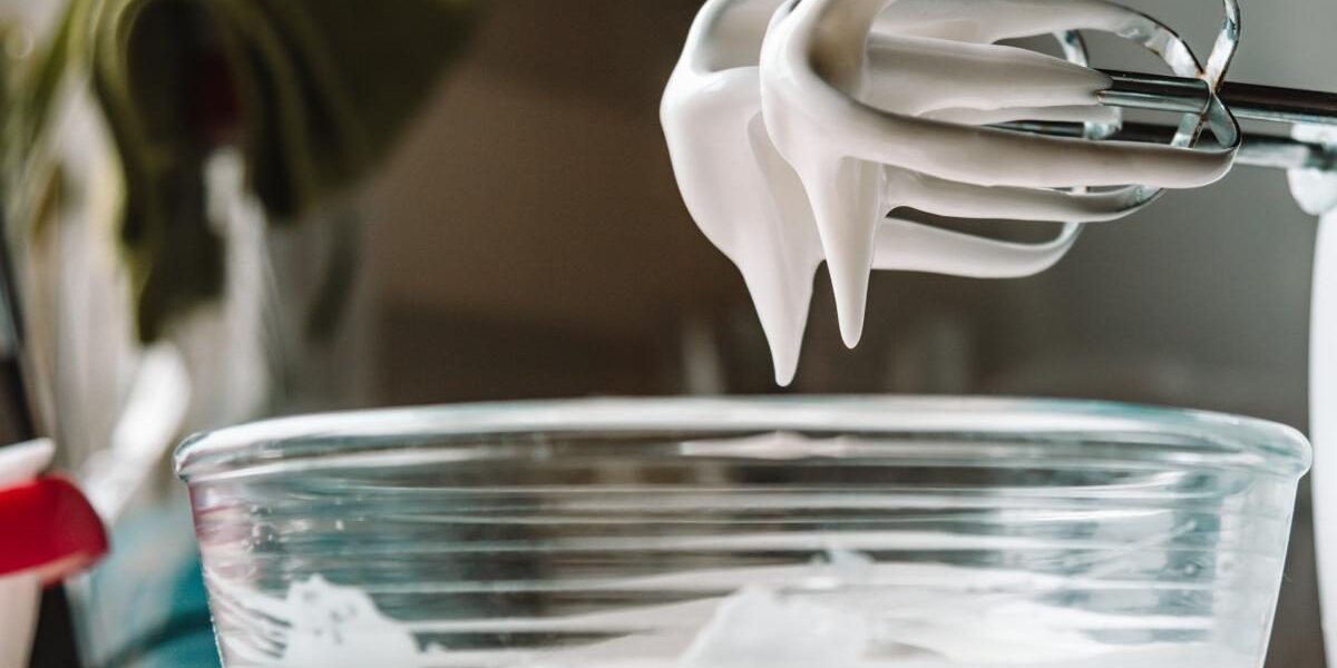 Как взбить белки в стойкую пену без миксера: секреты для хозяек