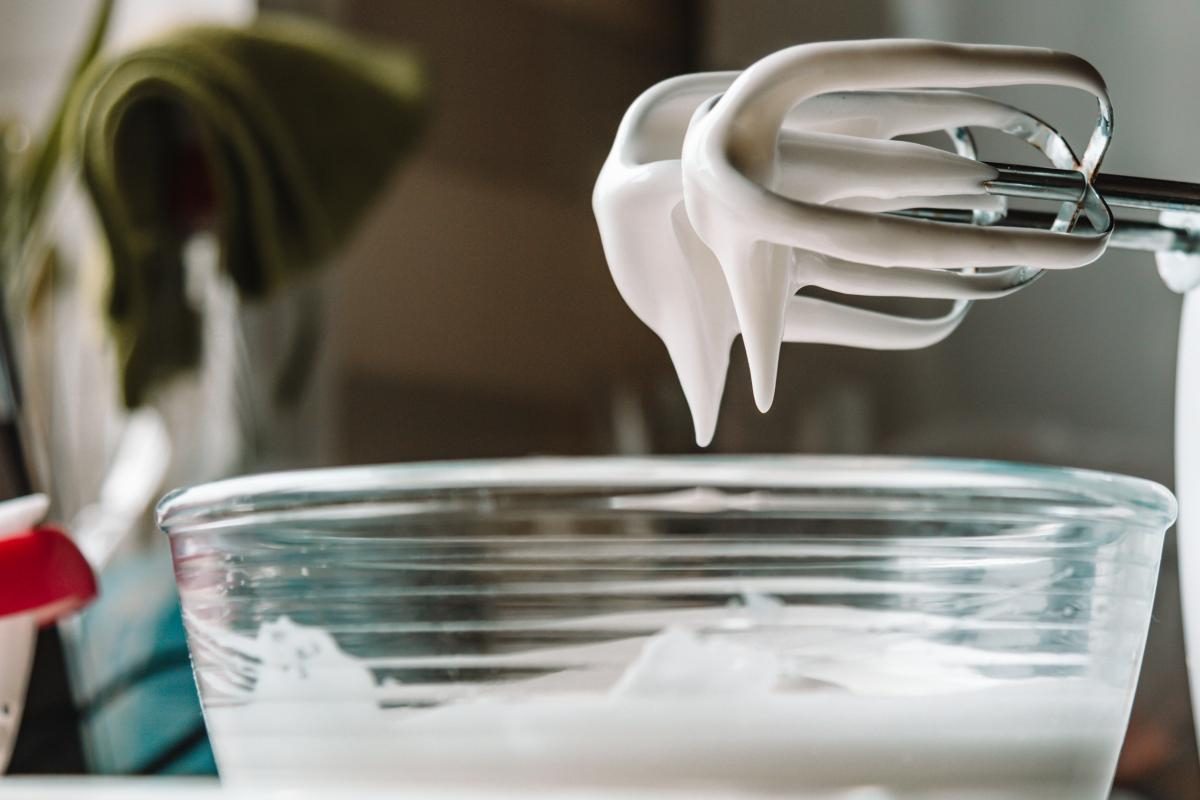 Как взбить белки в стойкую пену без миксера: секреты для хозяек