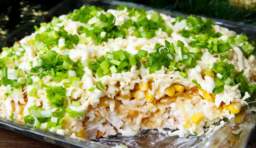 Вкусный салат слоями на праздничный стол: новый рецепт вместо Селедки под шубой