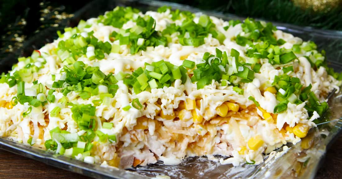 Вкусный салат слоями на праздничный стол: новый рецепт вместо Селедки под шубой