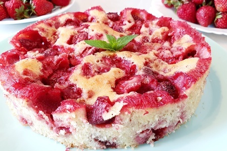 Простой и вкусный пирог с клубникой: рецепт для женщин