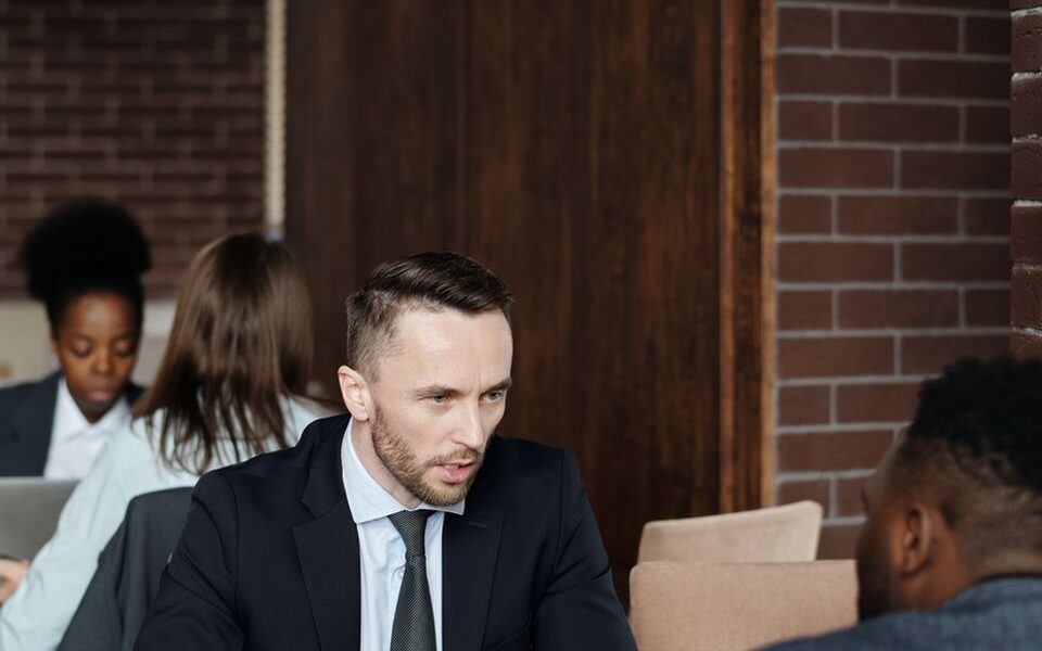 Как распознать манипулятора: признаки и защита