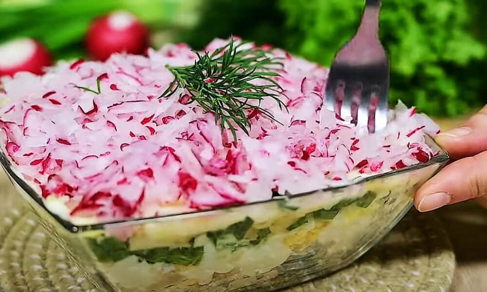 Нежный салат на праздничный стол: простой рецепт для восхитительных гостей