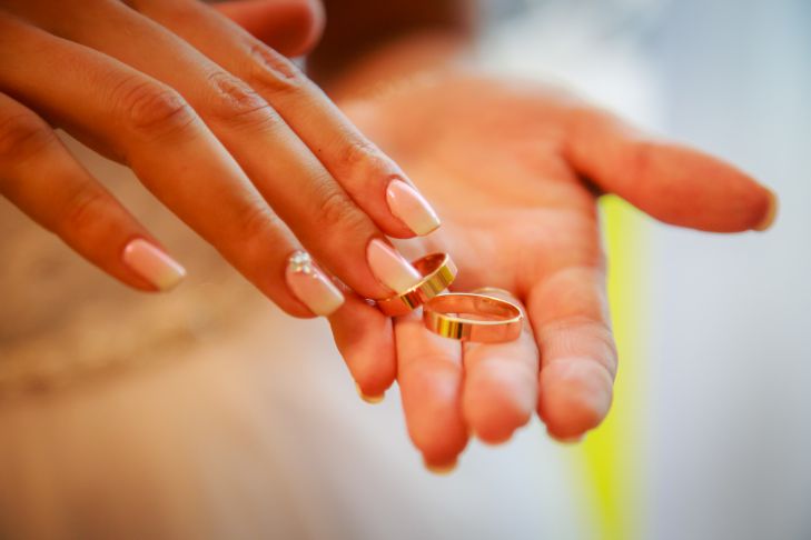Что делать, если кольцо не снимается: советы для женщин