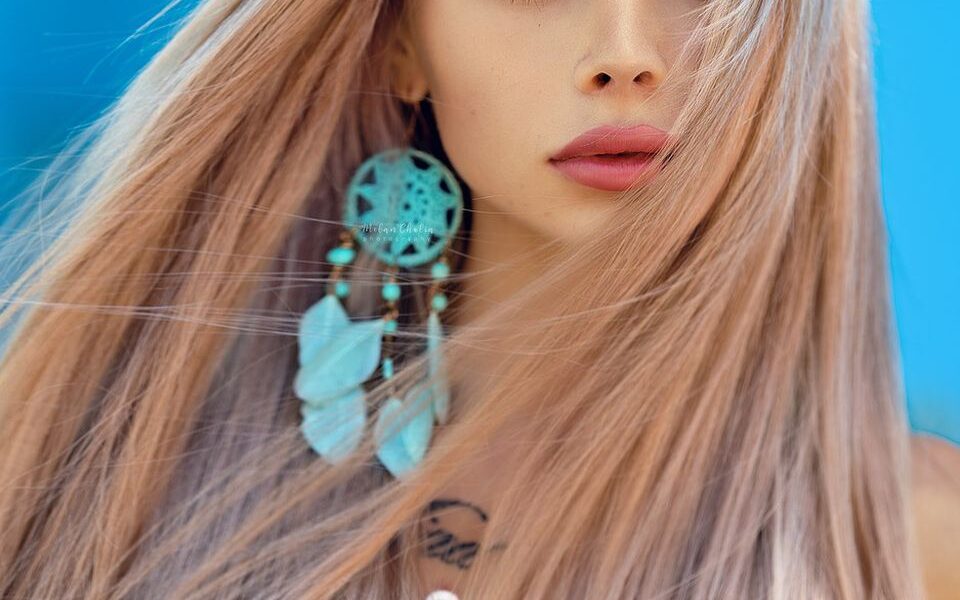 Секреты пышной прически: распространенная ошибка, лишающая волосы объема