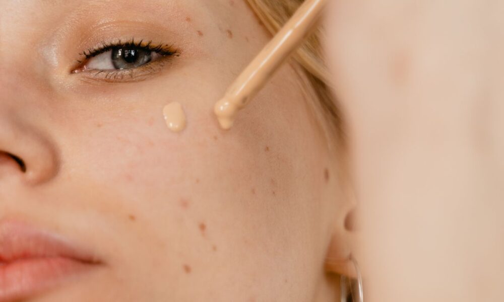 Консилер или тональный крем: что лучше для кожи вокруг глаз?