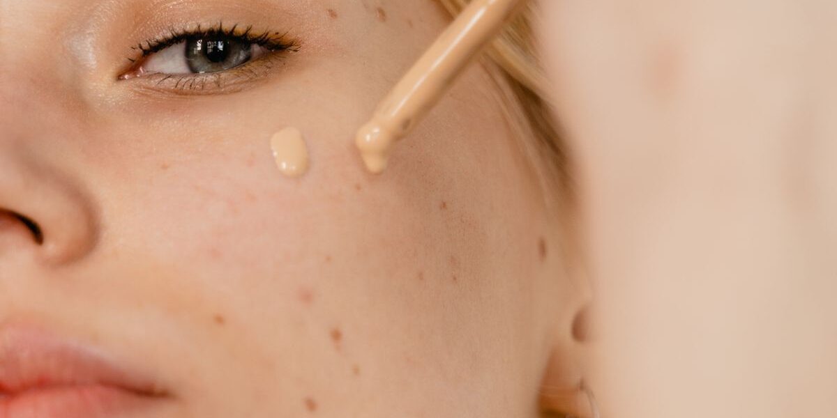 Консилер или тональный крем: что лучше для кожи вокруг глаз?
