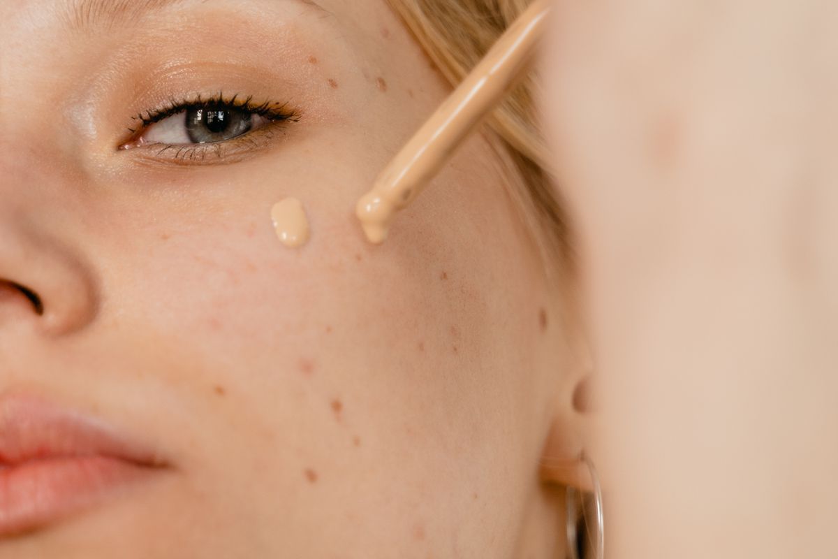 Консилер или тональный крем: что лучше для кожи вокруг глаз?