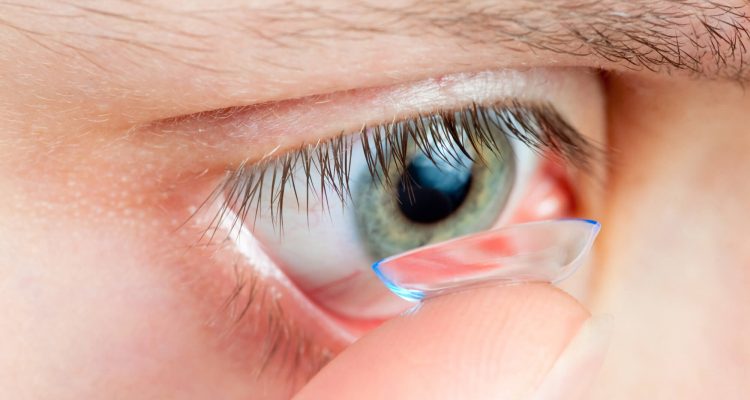 Опасности контактных линз: как сохранить здоровье глаз женщине