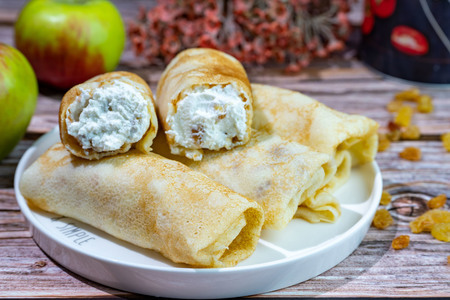 Блины с творогом и изюмом: рецепт для нежной начинки
