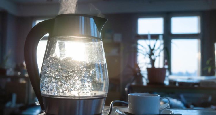 Кипятите воду в чайнике каждый день? Как сделать это безопасно для здоровья: советы для женщин