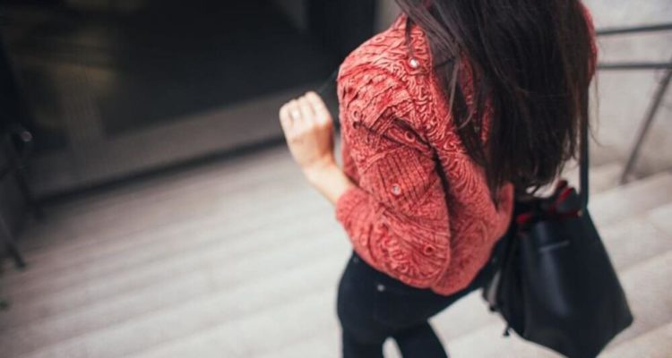 Легкость и здоровье: как правильно ходить по лестнице женщине