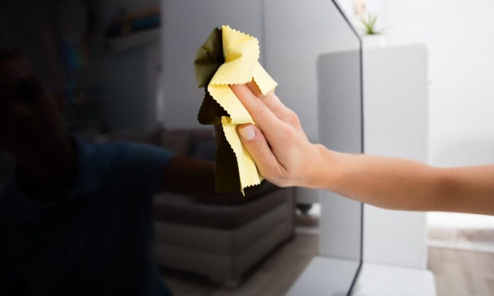 Как правильно чистить экран телевизора: советы для хозяек