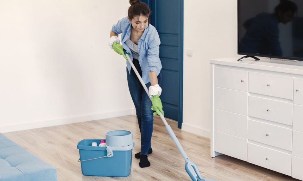 Как легко и быстро очистить ламинат, линолеум и паркет: советы для идеальной уборки