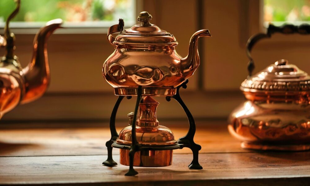 Image for: Оптимальное хранение посуды: идеи для кухни любого размера. Tags: медные чайники, кухня, посуда, тарелки, диз...