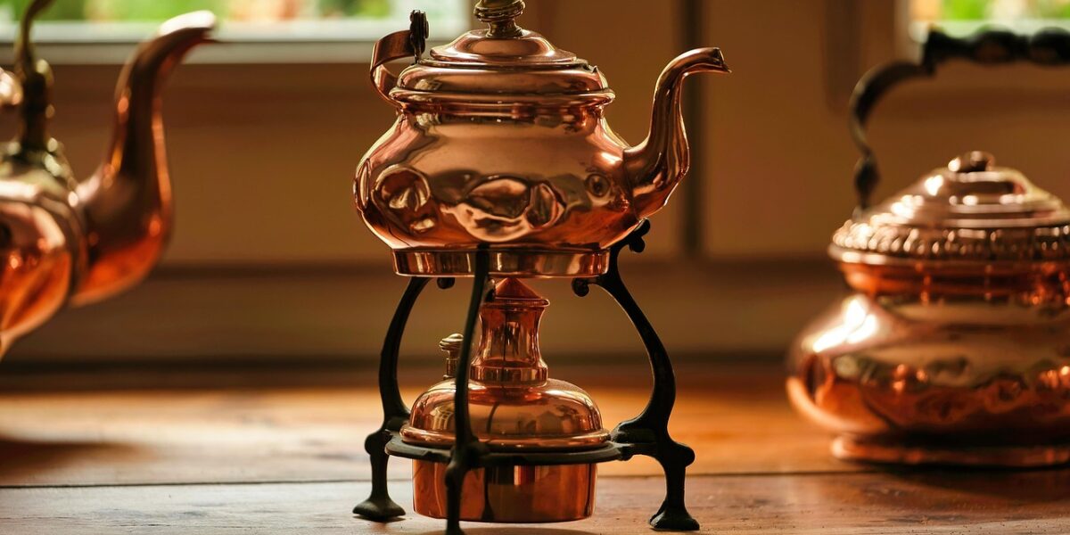 Image for: Оптимальное хранение посуды: идеи для кухни любого размера. Tags: медные чайники, кухня, посуда, тарелки, диз...