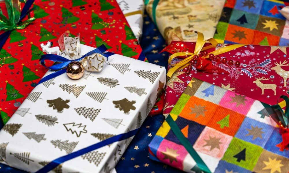 Лучшие идеи подарков для подростков на Новый год: как удивить и порадовать!