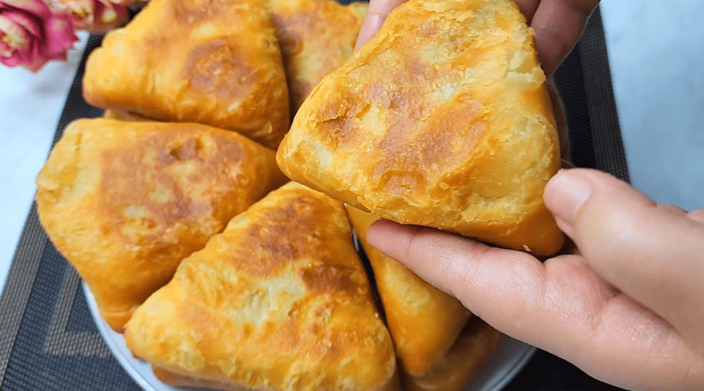 Быстрые пирожки на кефире за 10 минут: простой рецепт на каждый день