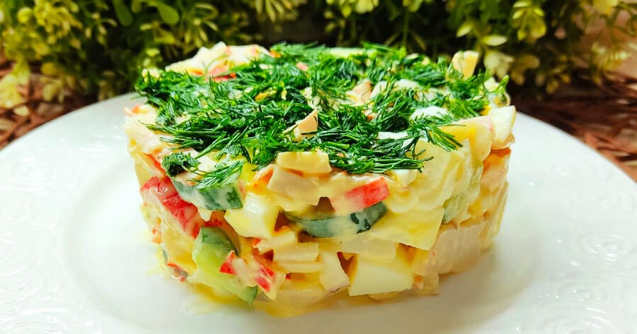 Сытный и полезный салат без майонеза: рецепт для женского здоровья и фигуры