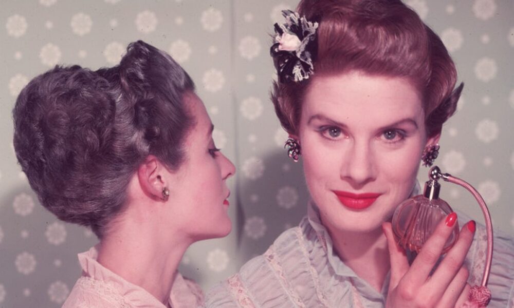 Ароматы вне возраста: как выбрать парфюм, который не старит