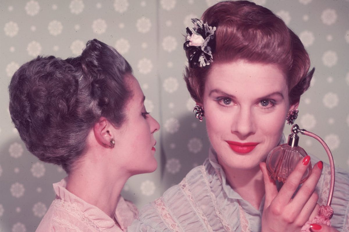 Ароматы вне возраста: как выбрать парфюм, который не старит