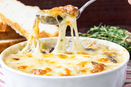 Рецепт вкусной индейки в духовке с шампиньонами и соусом бешамель