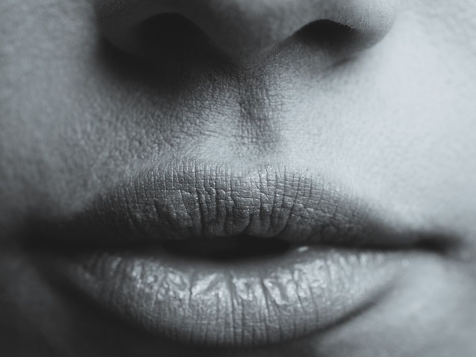 SOS! Как быстро восстановить сухие и потрескавшиеся губы: советы и уход