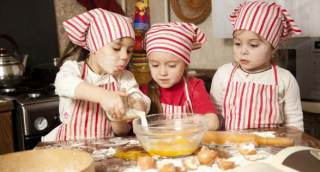 Простые рецепты для детей: готовим вместе с мамой
