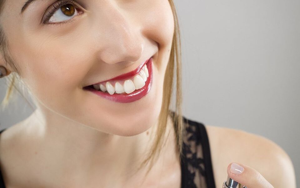 Какие духи лучше избегать: выбор аромата, который понравится всем