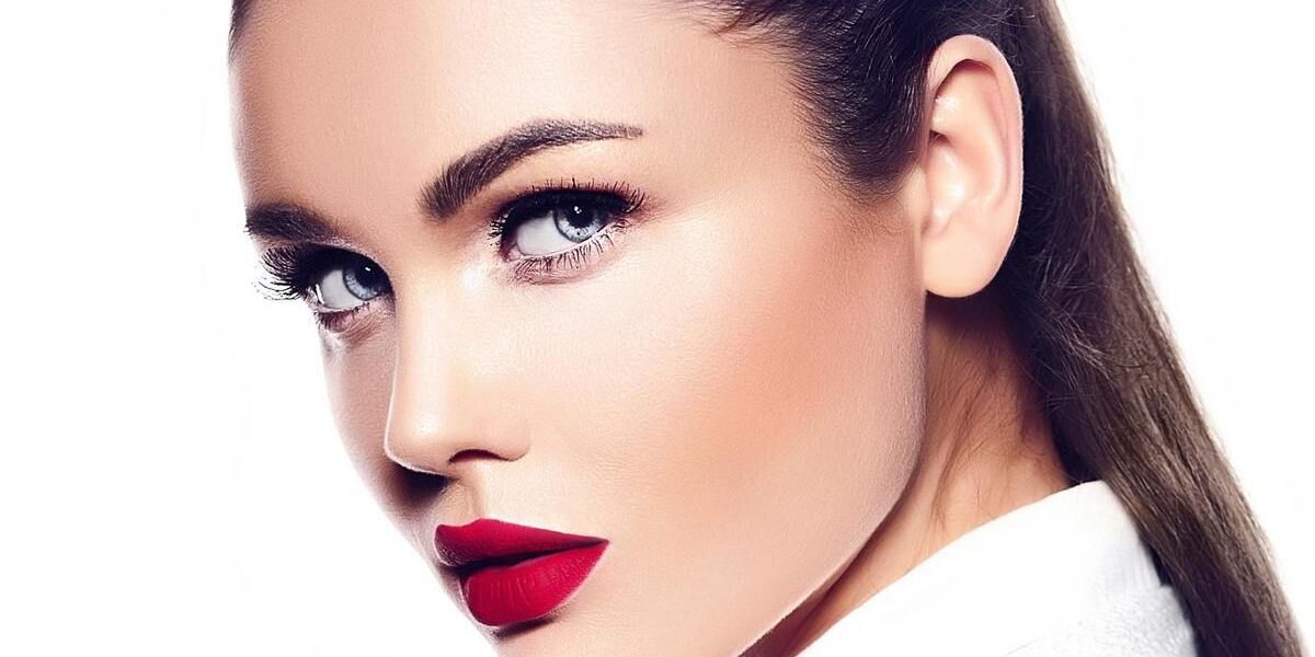 Идеальный макияж губ: советы по нанесению помады для выразительного образа