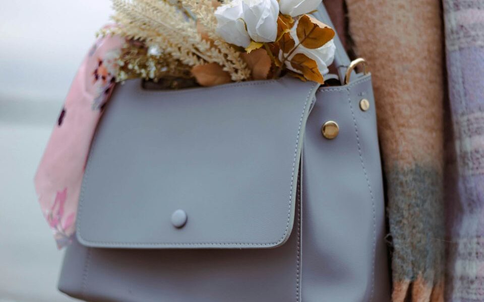 Как сохранить красоту любимой сумки: советы по уходу