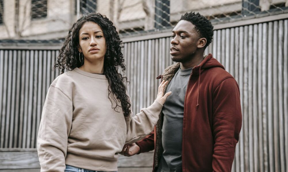 Признаки удушающей любви: как понять, что вы слишком контролируете партнера