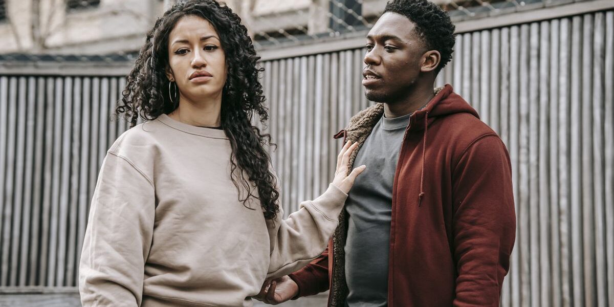 Признаки удушающей любви: как понять, что вы слишком контролируете партнера