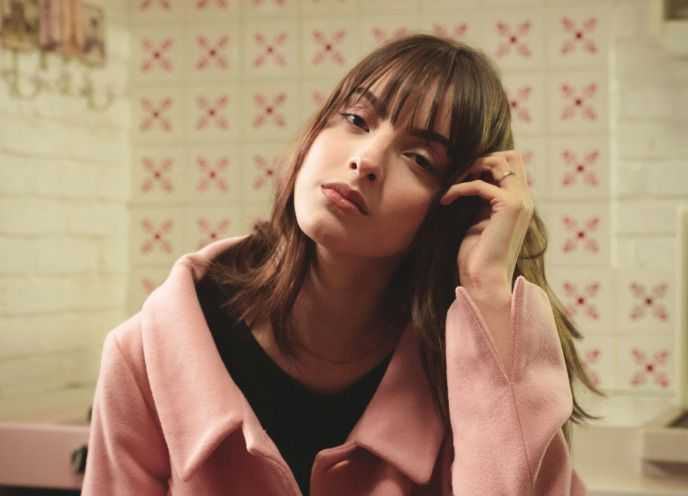 Трендовая челка почтовый ящик: модный хит весны 2025 для стильных женщин