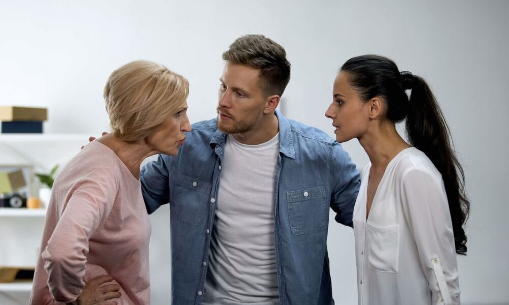 Как избавиться от негативного влияния свекрови на семью и ребенка: советы психологов