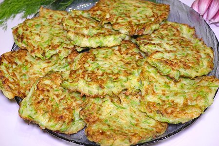 Вкусные и простые оладьи из кабачков с манкой — рецепт для всей семьи