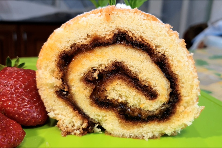 Классический бисквитный рулет с вареньем — простой рецепт для домашнего десерта