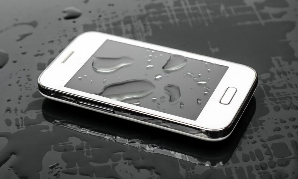 Как не стоит спасать мокрый телефон: 3 частые ошибки, которые делают все