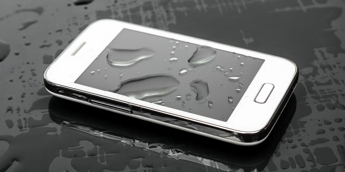 Как не стоит спасать мокрый телефон: 3 частые ошибки, которые делают все