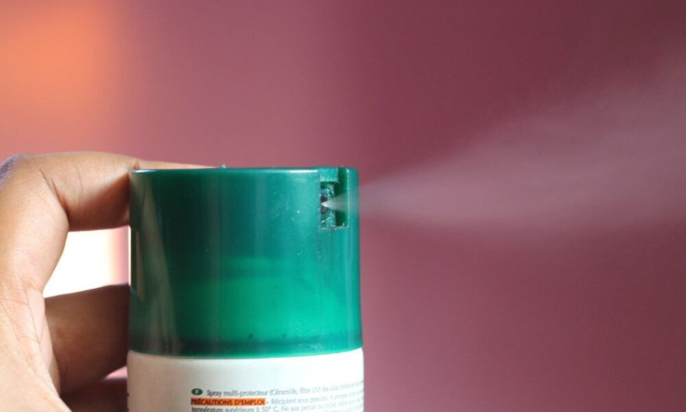 Как быстро вывести пятна от дезодоранта с одежды: простой способ для любых тканей