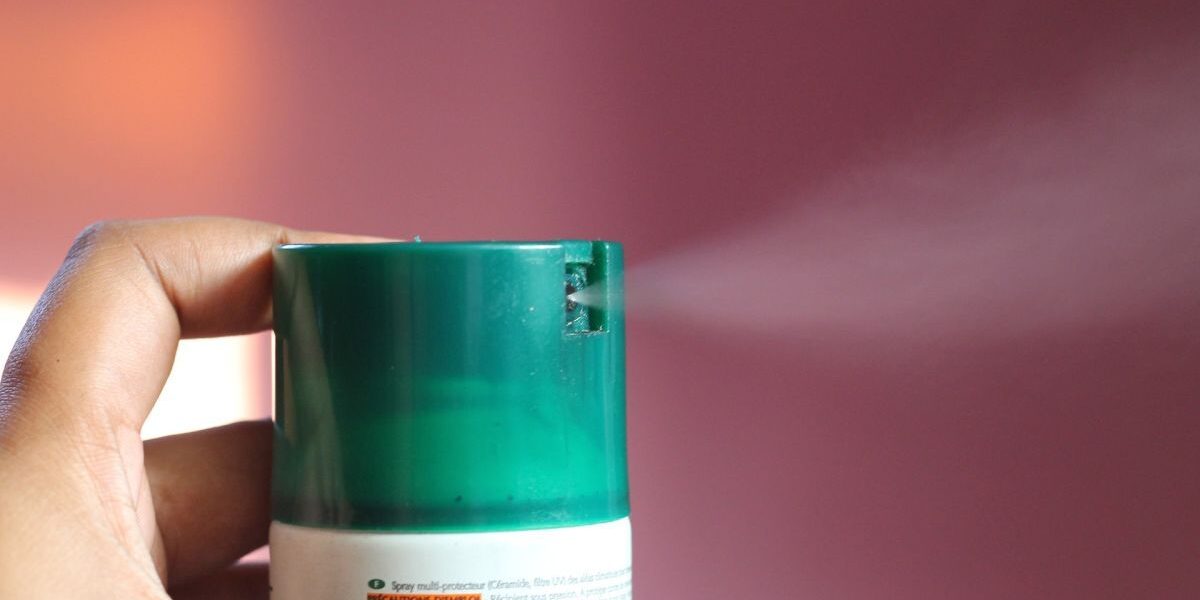 Как быстро вывести пятна от дезодоранта с одежды: простой способ для любых тканей