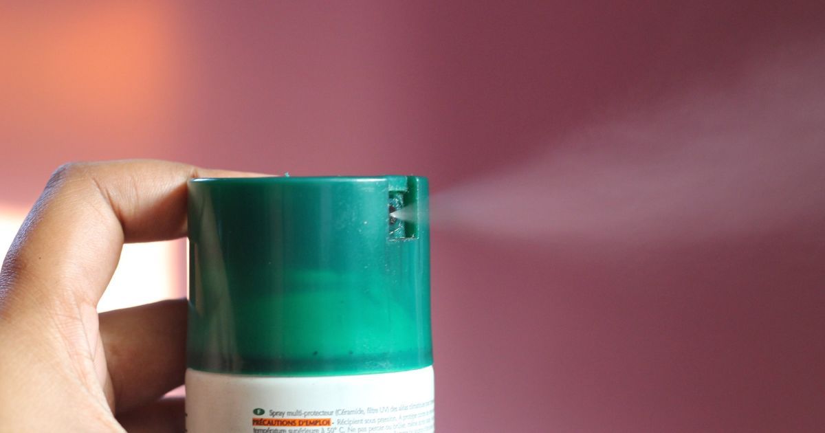 Как быстро вывести пятна от дезодоранта с одежды: простой способ для любых тканей