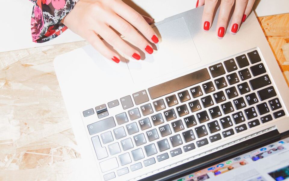 Секреты стойкого маникюра: как ухаживать за ногтями, чтобы красота держалась месяц