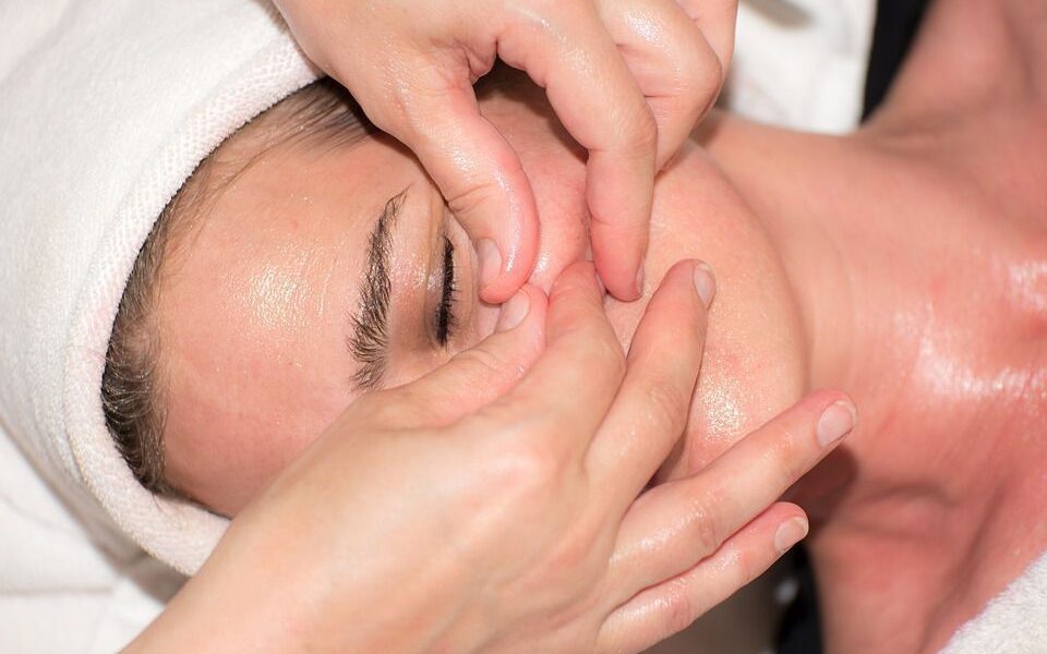 4 обязательные процедуры для сияющей кожи: секреты звезд