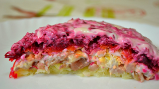 Салат "Селедка под шубой" с яблоком: классический рецепт и вариации