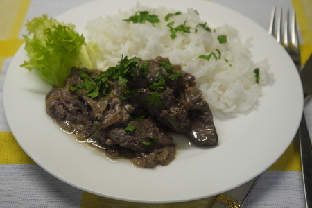 Вкусная тушеная печень в сметанно-горчичном соусе — простой рецепт для семейного ужина