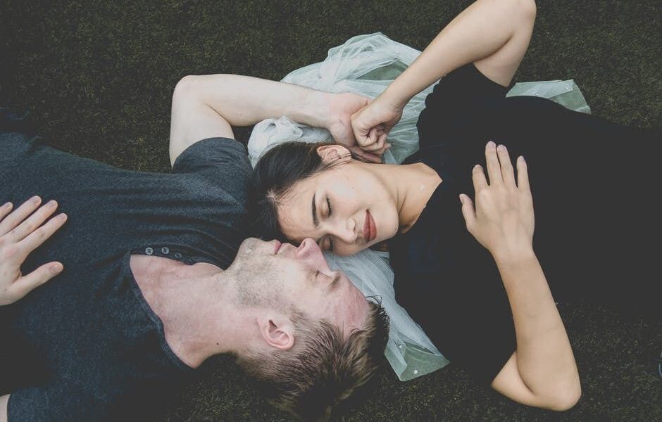 Как избавиться от чувства неуверенности в отношениях: советы для женщин